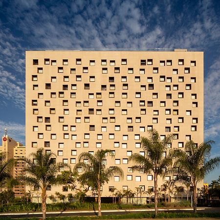 B Hotel บราซิเลีย ภายนอก รูปภาพ The 1960s-built 12-storey, 200-bed, 100-room nursing home at the Royal Perth Hospital, Perth, Western Australia.