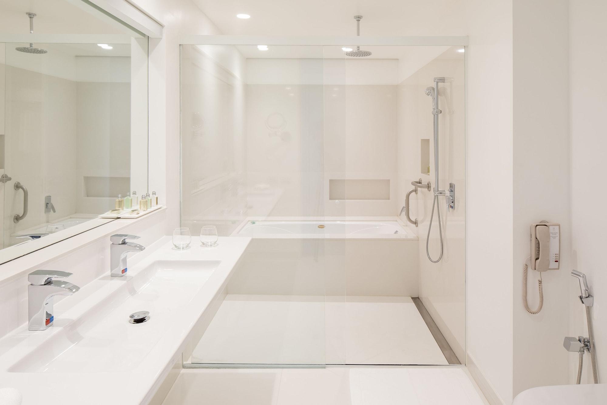 B Hotel บราซิเลีย ภายนอก รูปภาพ A wet room
