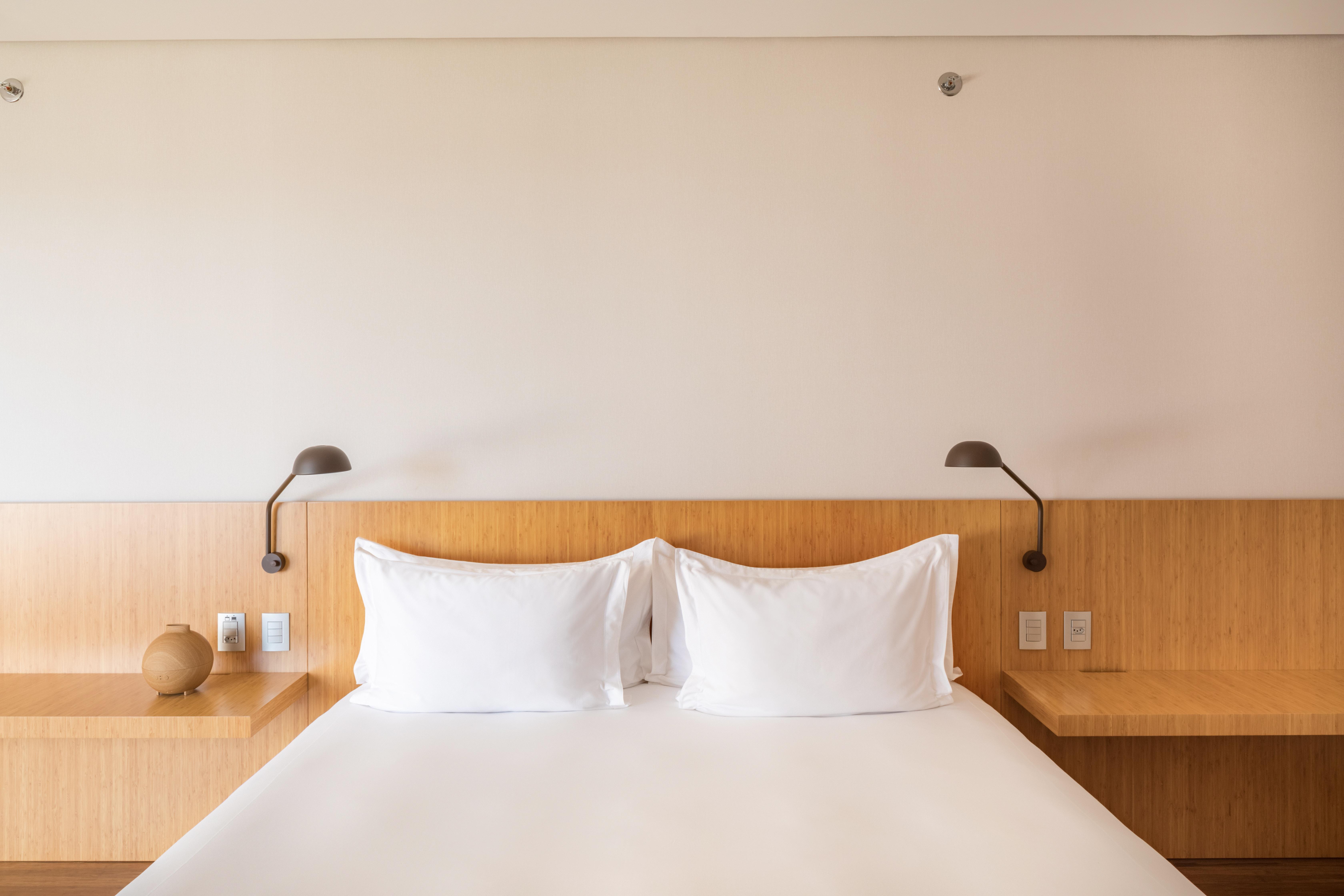 B Hotel บราซิเลีย ภายนอก รูปภาพ A bed with two pillows