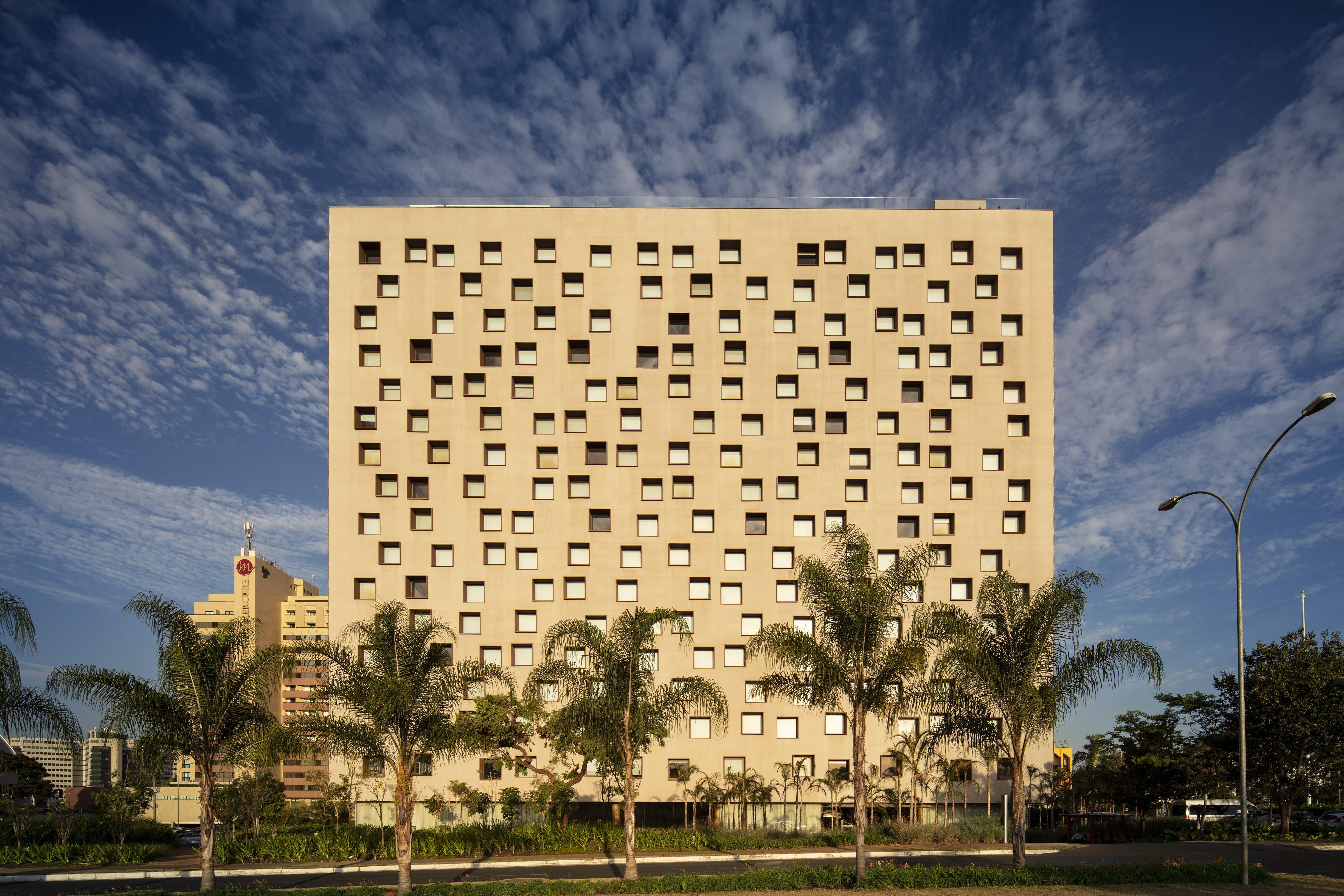B Hotel บราซิเลีย ภายนอก รูปภาพ The 1960s-built 12-storey, 200-bed, 100-room nursing home at the Royal Perth Hospital, Perth, Western Australia.