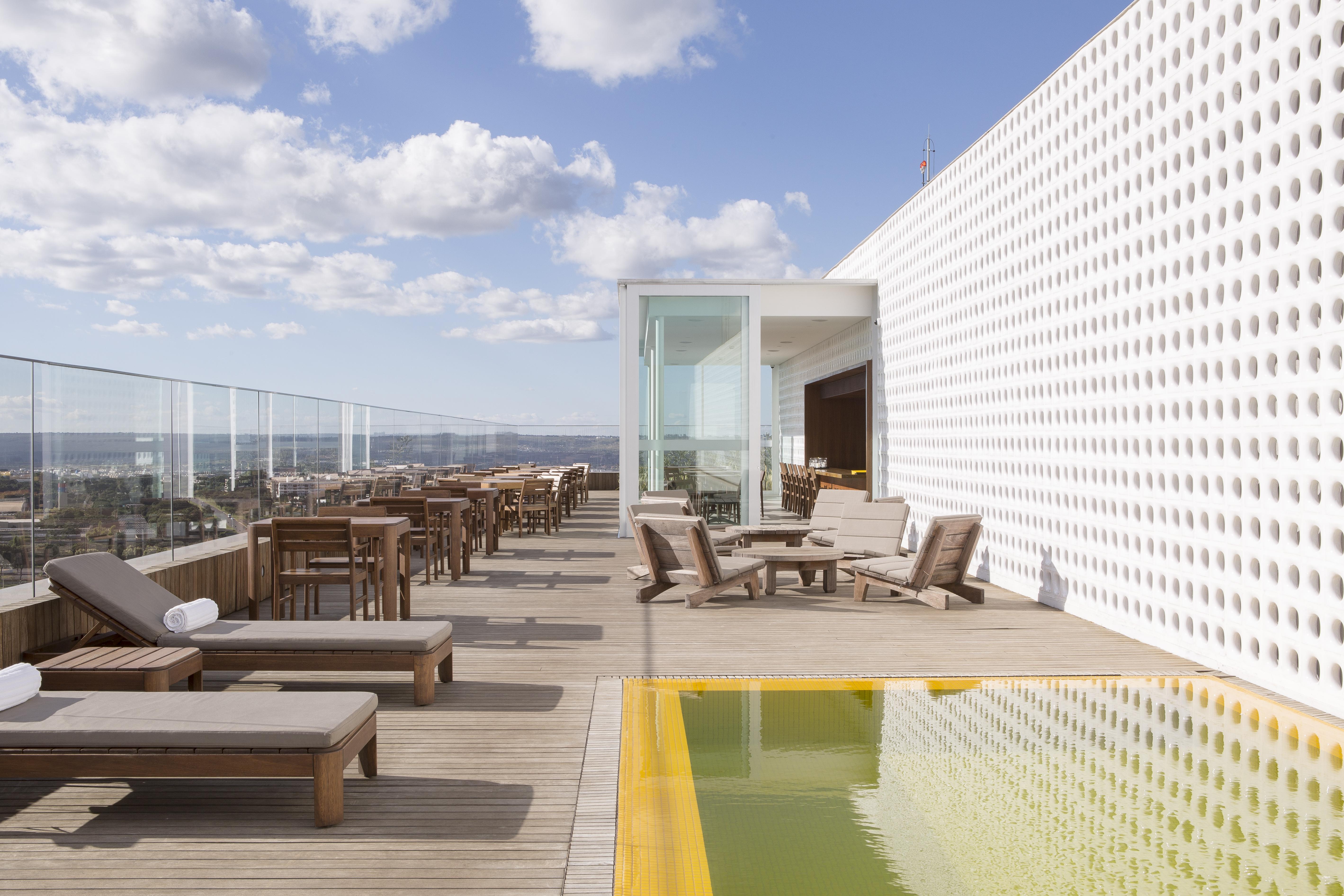 B Hotel บราซิเลีย ภายนอก รูปภาพ The rooftop pool at the hotel