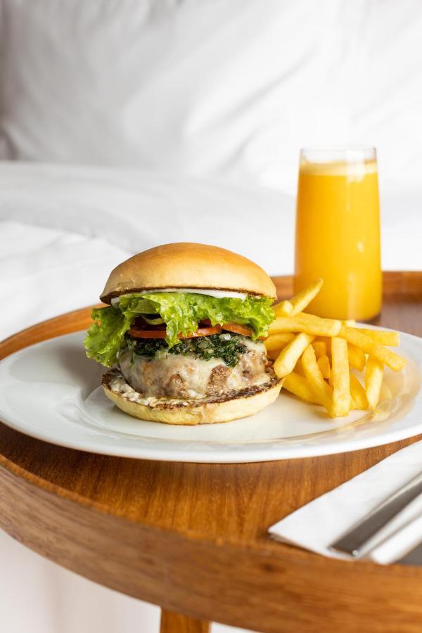 B Hotel บราซิเลีย ภายนอก รูปภาพ A cheeseburger with fries and orange juice