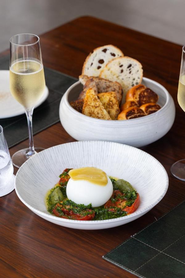 B Hotel บราซิเลีย ภายนอก รูปภาพ Mozzarella with tomatoes and bread