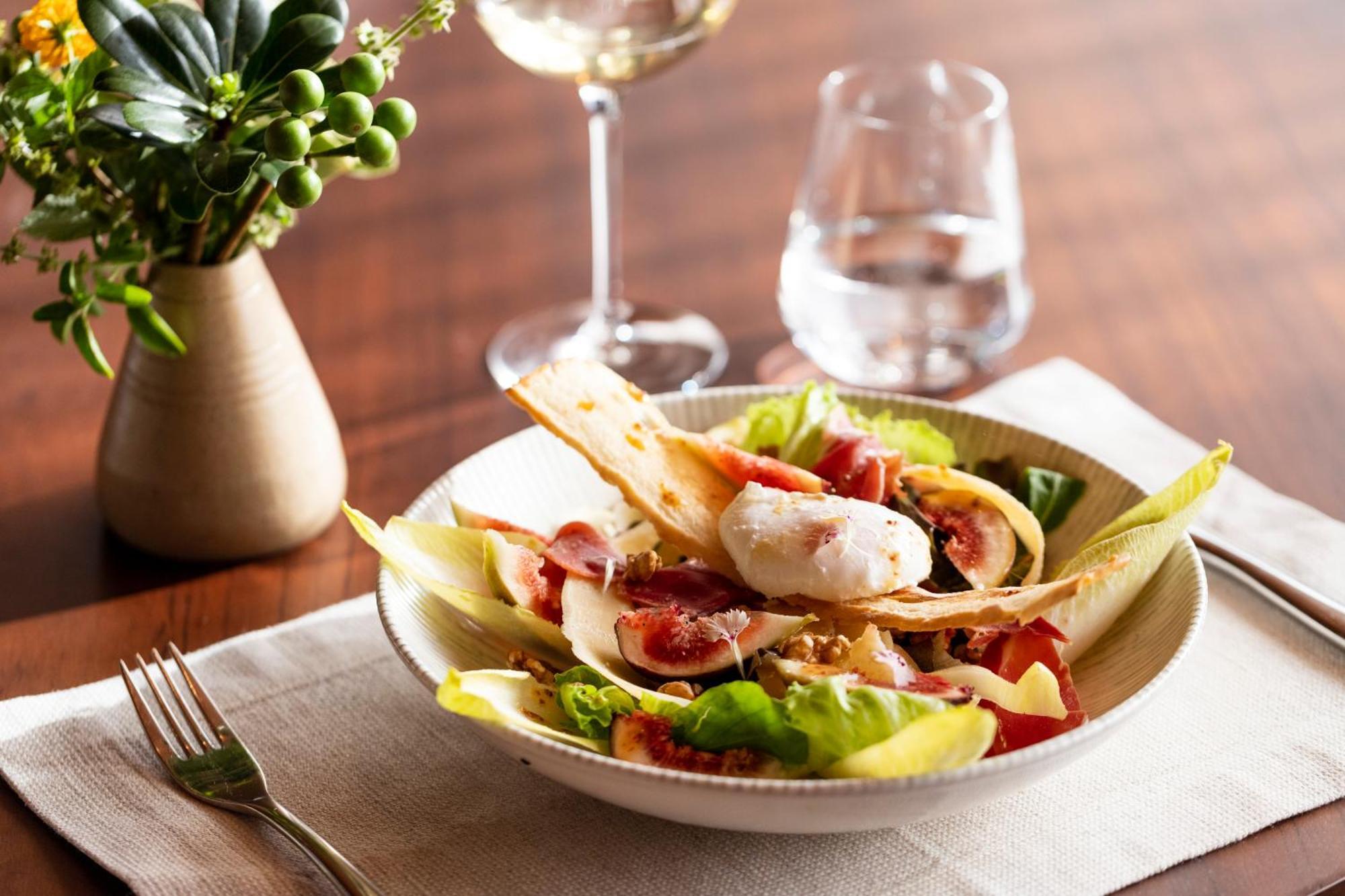 B Hotel บราซิเลีย ภายนอก รูปภาพ A salad with mozzarella